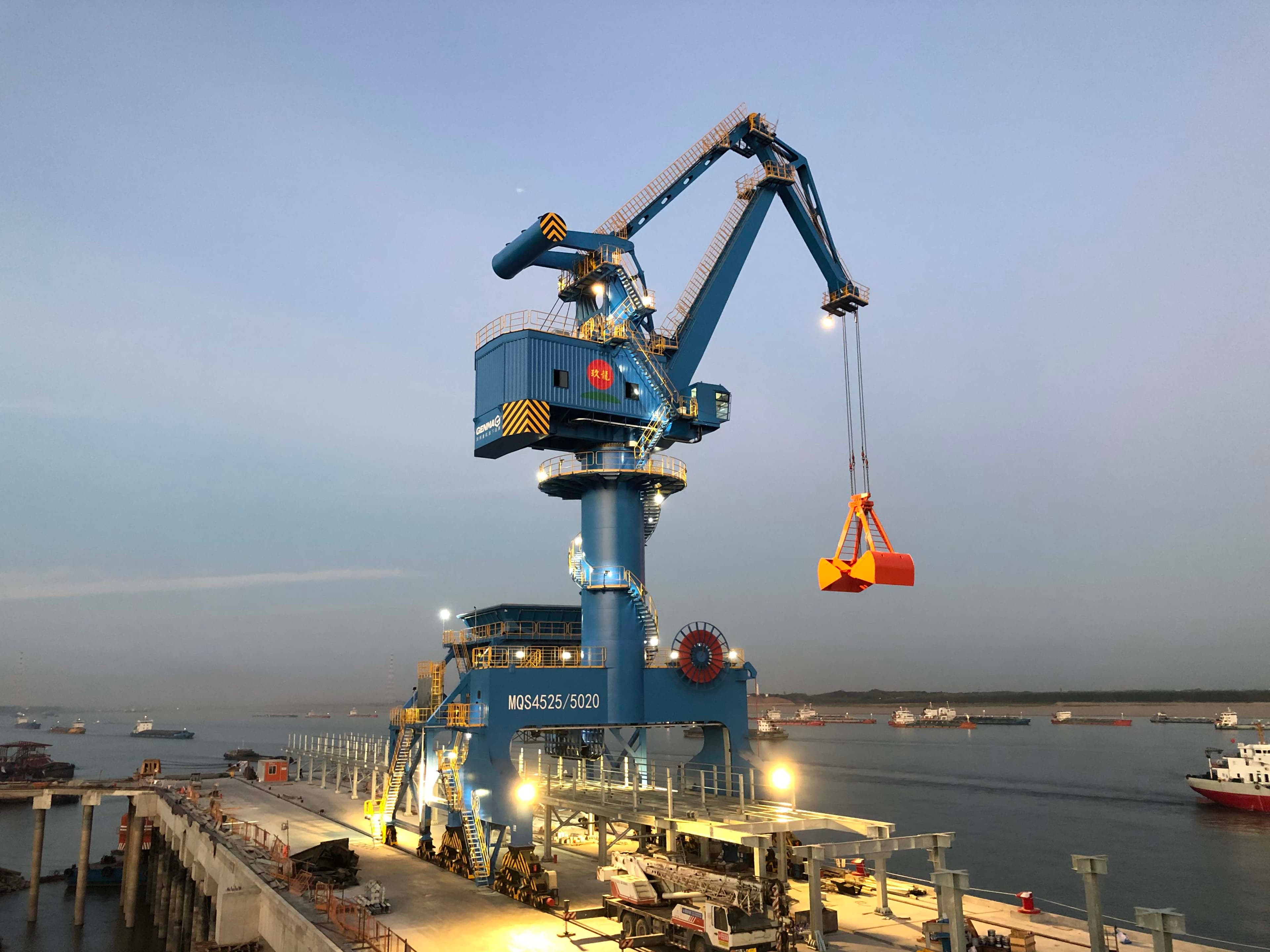 ស្ទូច LLC (Lever Luffing Portal Crane)